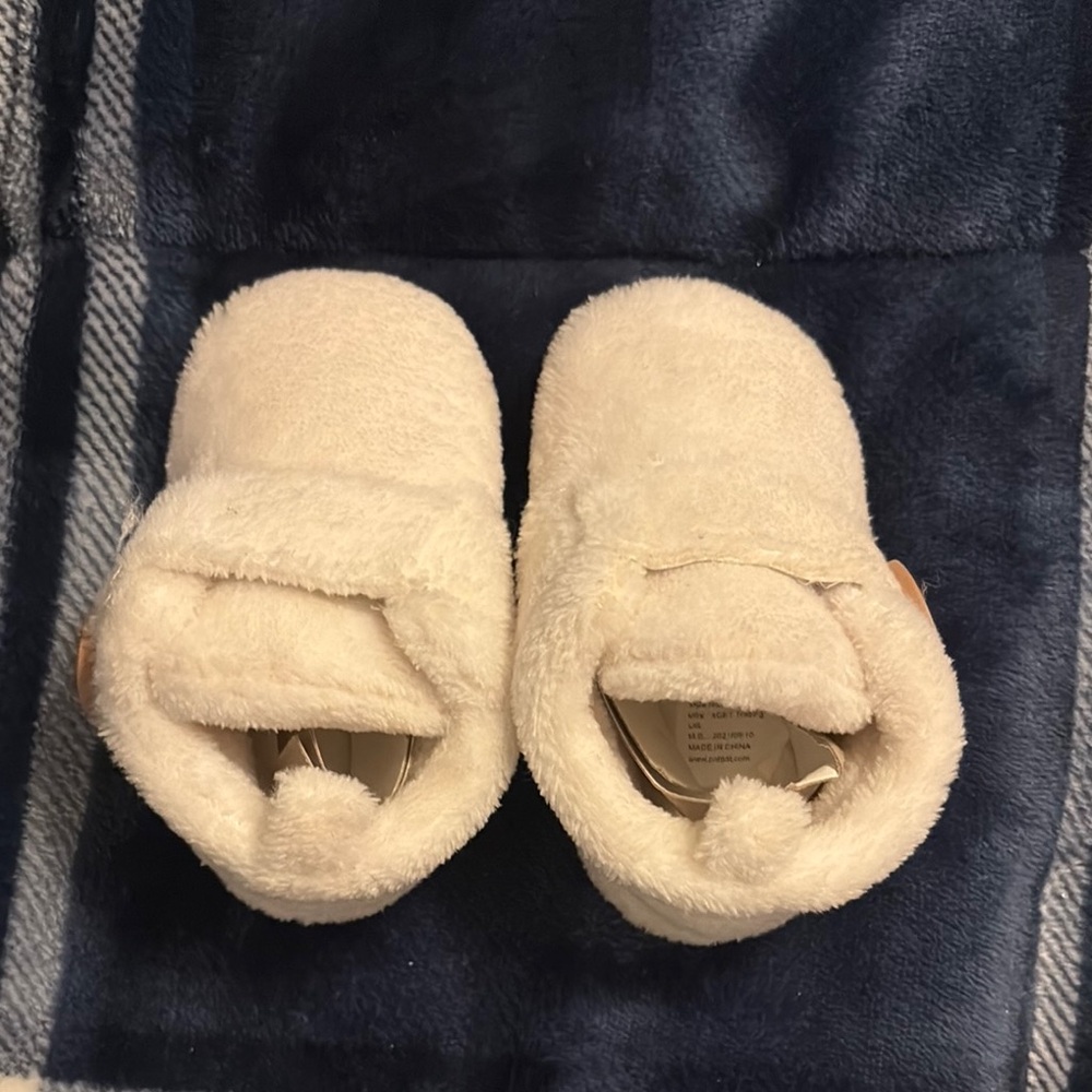 Baby Cozy Cream Fuzzy Slippers (size 4.5T) NEW